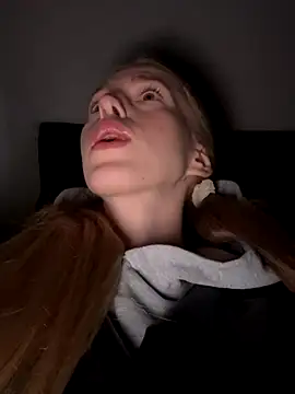 kira mia online show from November 28, 2025, 3:36 pm