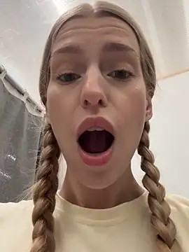 kira mia online show from November 29, 2025, 4:10 pm