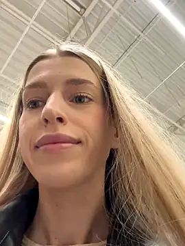 kira mia online show from December 17, 2025, 3:29 pm