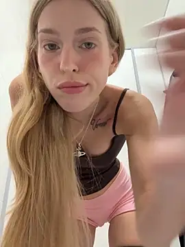 kira mia online show from April 9, 2026, 4:34 pm