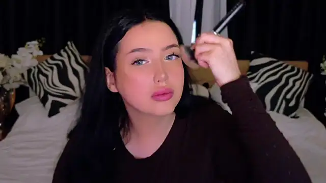 Felicia Herceg online show from November 23, 2025, 6:19 pm