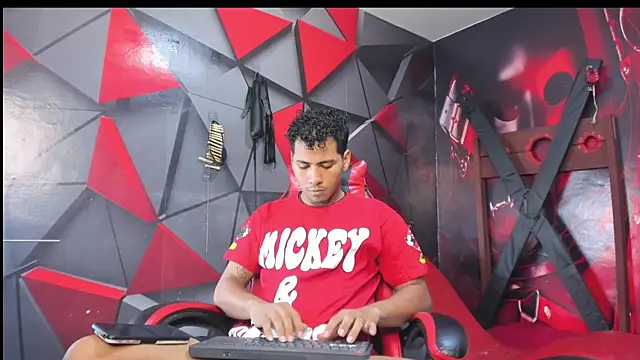 Snapshot of Raphael_Latin chatting on October 23, 2025, 4:01 am Raphael Latin online show from October 23, 2025, 4:01 am