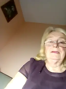 AmyLove353 online show from October 27, 2025, 9:19 pm