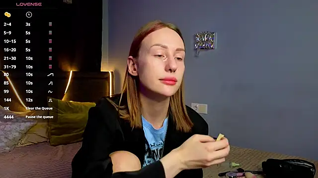 ZolaDickmann online show from October 31, 2025, 8:04 am