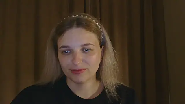 Snapshot of ElisSky301 chatting on May 10, 2026, 8:14 pm ElisSky301 online show from May 10, 2026, 8:14 pm