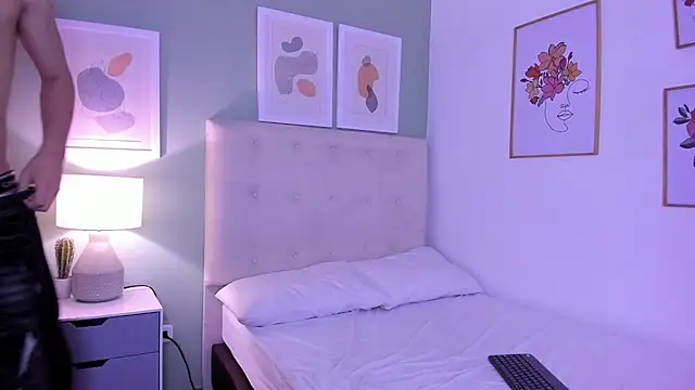 ApoloRicci online show from December 17, 2025, 8:37 pm