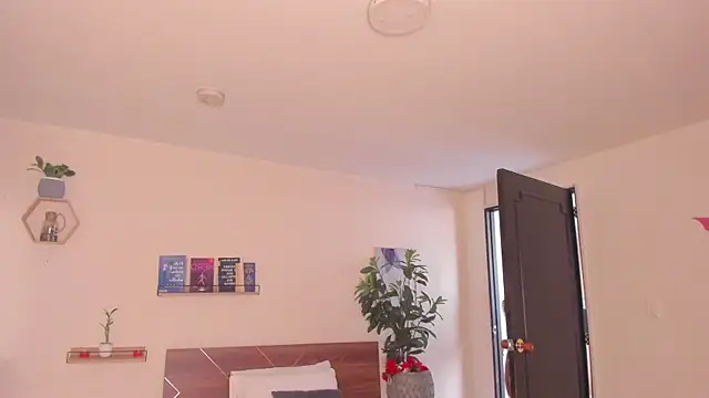 Snapshot of YariRose chatting on February 20, 2026, 1:44 pm YariRose online show from February 20, 2026, 1:44 pm