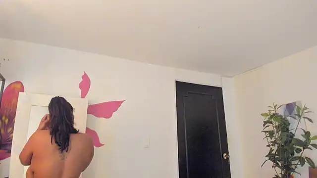 Snapshot of YariRose chatting on March 2, 2026, 2:24 pm YariRose online show from March 2, 2026, 2:24 pm