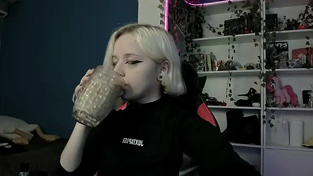 Holy Mistress S online show from November 18, 2025, 9:25 am