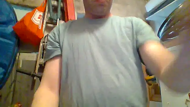 Snapshot of tommy3300 chatting on April 3, 2026, 5:16 am tommy3300 online show from April 3, 2026, 5:16 am
