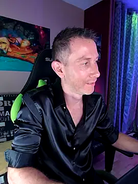 Gamerinleather online show from October 29, 2025, 7:04 pm