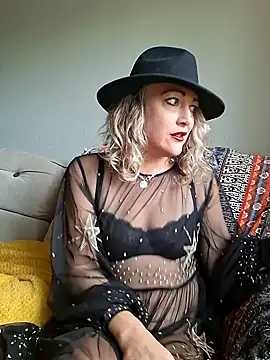 Raven Fantastic online show from October 22, 2025, 2:28 pm