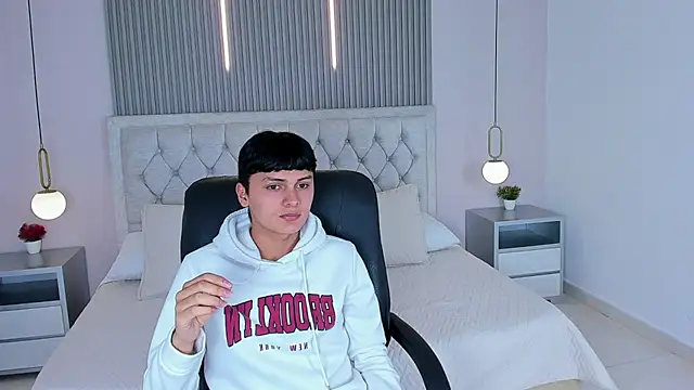 Maxii18  online show from December 2, 2025, 6:58 pm