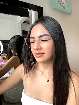 IslaCole online show from November 10, 2025, 7:24 pm