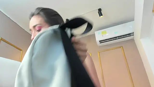 NahimiThompson online show from November 10, 2025, 7:24 pm