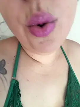 Rheetnena1 online show from April 12, 2026, 4:12 pm