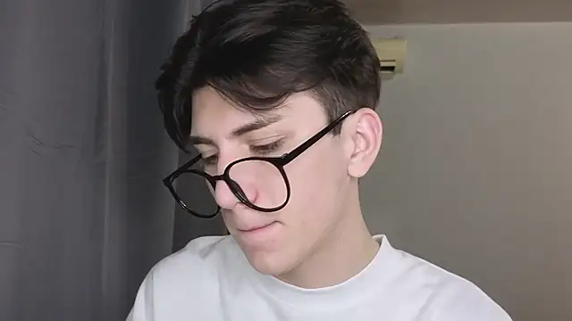 Oliver star boy  online show from November 17, 2025, 4:35 pm