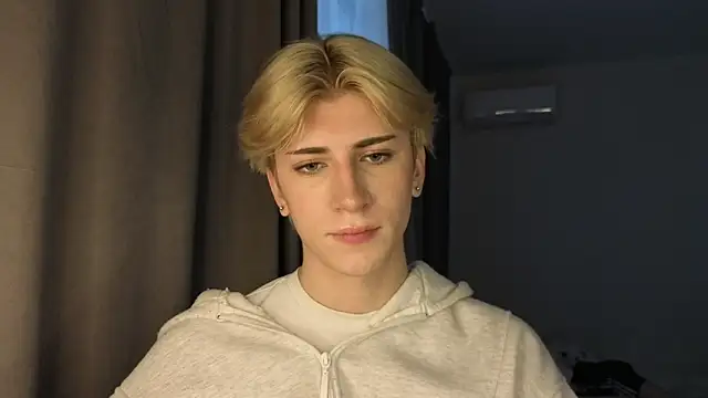Snapshot of Oliver_star_boy_ chatting on May 25, 2026, 12:11 pm Oliver star boy online show from May 25, 2026, 12:11 pm