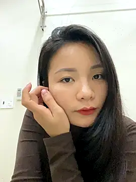 Bee Yellow00 online show from December 16, 2025, 5:01 am