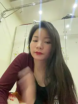 Bee Yellow00 online show from January 15, 2026, 4:39 am