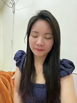 Bee Yellow00 online show from February 12, 2026, 5:13 am