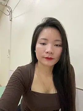 Bee Yellow00 online show from February 28, 2026, 4:46 am