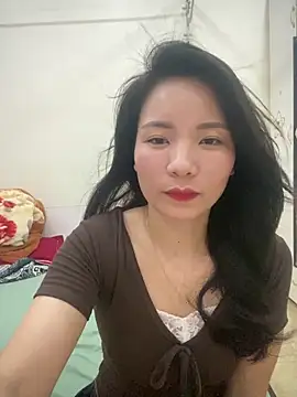 Bee Yellow00 online show from April 14, 2026, 4:51 am