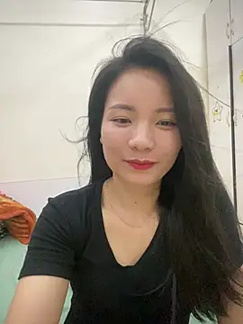 Bee Yellow00 online show from April 16, 2026, 5:30 am