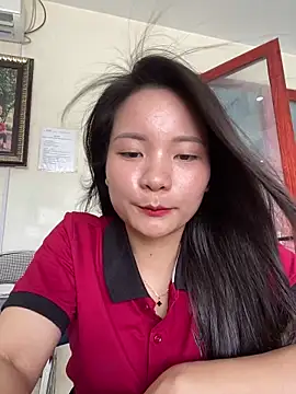 Snapshot of Bee_Yellow00 chatting on June 15, 2026, 2:25 am Bee Yellow00 online show from June 15, 2026, 2:25 am