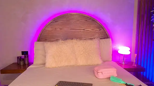 Snapshot of loana_vegas chatting on July 9, 2026, 4:11 pm loana vegas online show from July 9, 2026, 4:11 pm