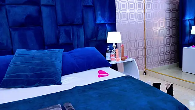 Snapshot of Stacy_London chatting on November 20, 2025, 12:05 pm Stacy London online show from November 20, 2025, 12:05 pm