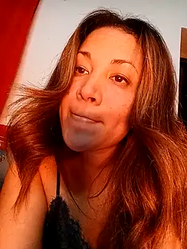 dulcessecretos online show from December 4, 2025, 11:35 pm