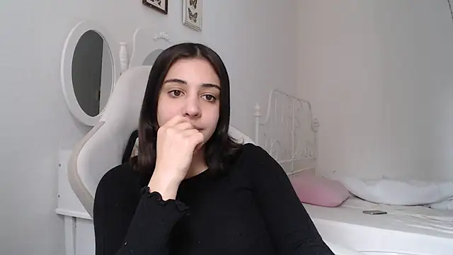 bellefleurrr online show from April 19, 2026, 1:43 pm