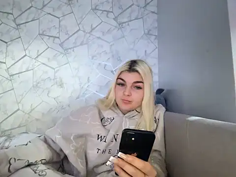 rosie-hipstergal online show from November 4, 2025, 1:32 pm