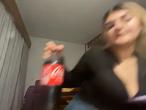 rosie-hipstergal online show from February 4, 2026, 7:20 pm