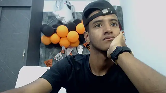 Snapshot of Tommy_22CM chatting on October 30, 2025, 2:07 pm Tommy 22CM online show from October 30, 2025, 2:07 pm