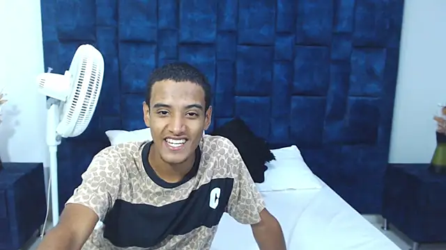 Snapshot of Tommy_22CM chatting on November 4, 2025, 11:42 am Tommy 22CM online show from November 4, 2025, 11:42 am