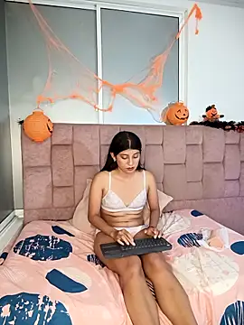 YeseniaRodriguez3 online show from October 25, 2025, 9:42 pm