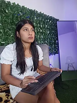 YeseniaRodriguez3 online show from June 11, 2026, 12:47 pm