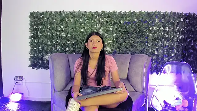YeseniaRodriguez3 online show from July 6, 2026, 12:46 pm