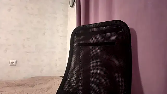 AliceStacy online show from November 15, 2025, 9:17 am