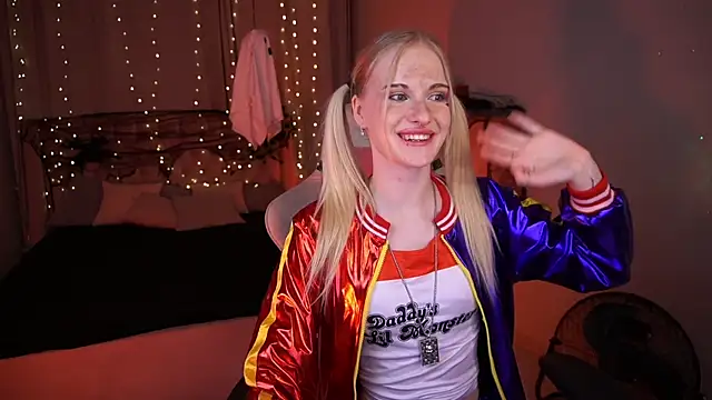 MonicaVelen online show from October 28, 2025, 6:28 am