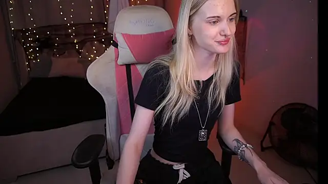 MonicaVelen online show from October 29, 2025, 6:48 am