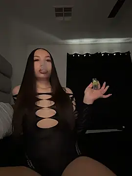 nikkiloveee online show from July 11, 2026, 4:32 pm