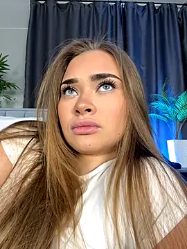 MilaRaven online show from December 15, 2025, 7:01 am