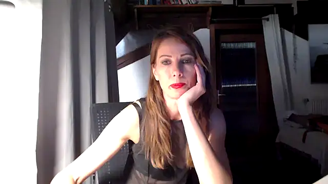 Snapshot of MissDyannis chatting on July 16, 2026, 7:20 pm MissDyannis online show from July 16, 2026, 7:20 pm
