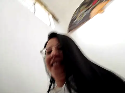 Emma Hotkiss online show from April 17, 2026, 9:18 pm