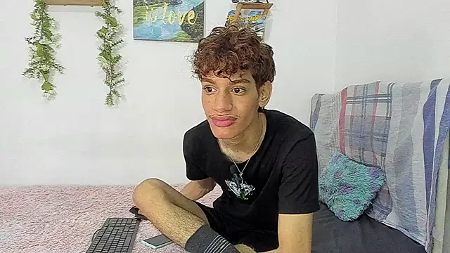 Snapshot of Augustvalen chatting on November 5, 2025, 12:32 am Augustvalen online show from November 5, 2025, 12:32 am