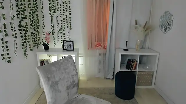 Evanessa Johns online show from December 3, 2025, 10:35 am