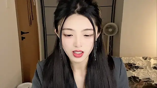 ronronner233 online show from November 28, 2025, 1:47 pm